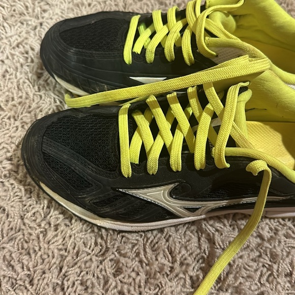 Mizuno Women’s Turf Shoes - Picture 3 of 9